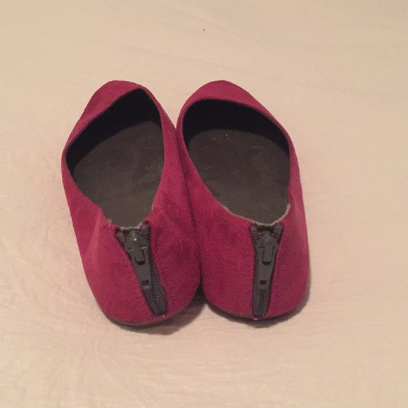 Fuchsia pink suede flats - Picture 2 of 2
